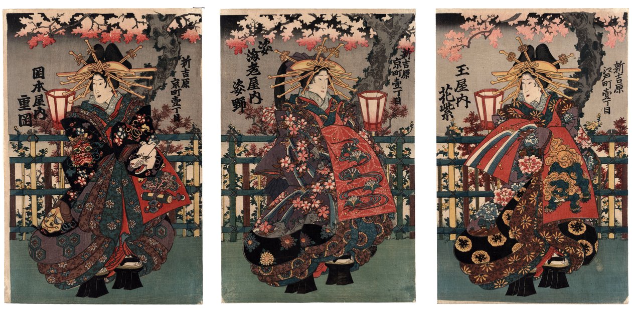 La courtisane Shigeoka de Okamoto-ya; La courtisane Sugatano de Sugataebi-ya; La courtisane Hanamurasaki de Tama-ya - Kurtisaanit Shigeoka, Sugatano ja Hanamurasaki. Triptyykki Sarjasta Yoshiwaran kaunottaret - Anonymous1848 1 tekijältä Japanese School