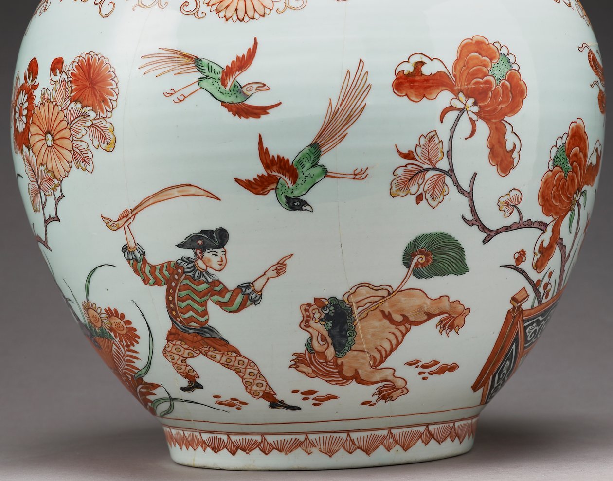 Iso pullomaljakko, koristeltu Hollannissa imarityyliin, Ko-Imari, 1600-luvun loppu (keramiikka, jossa emalipinnoite) (yksityiskohta 117741) tekijältä Japanese School