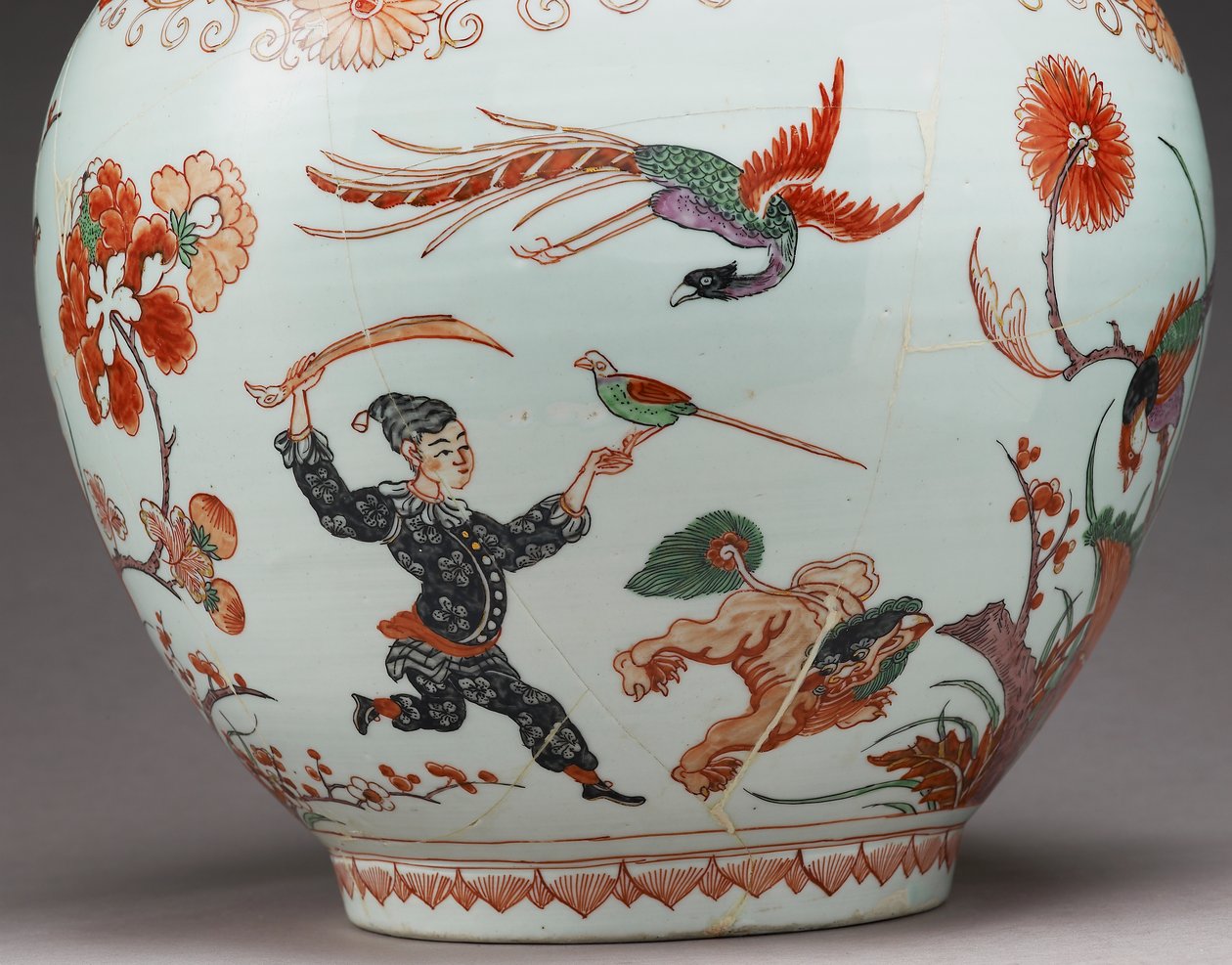 Iso pullomaljakko, koristeltu Hollannissa imarityyliin, Ko-Imari, 1600-luvun loppu (keramiikka, jossa emalipinnoite) (yksityiskohta 117741) tekijältä Japanese School