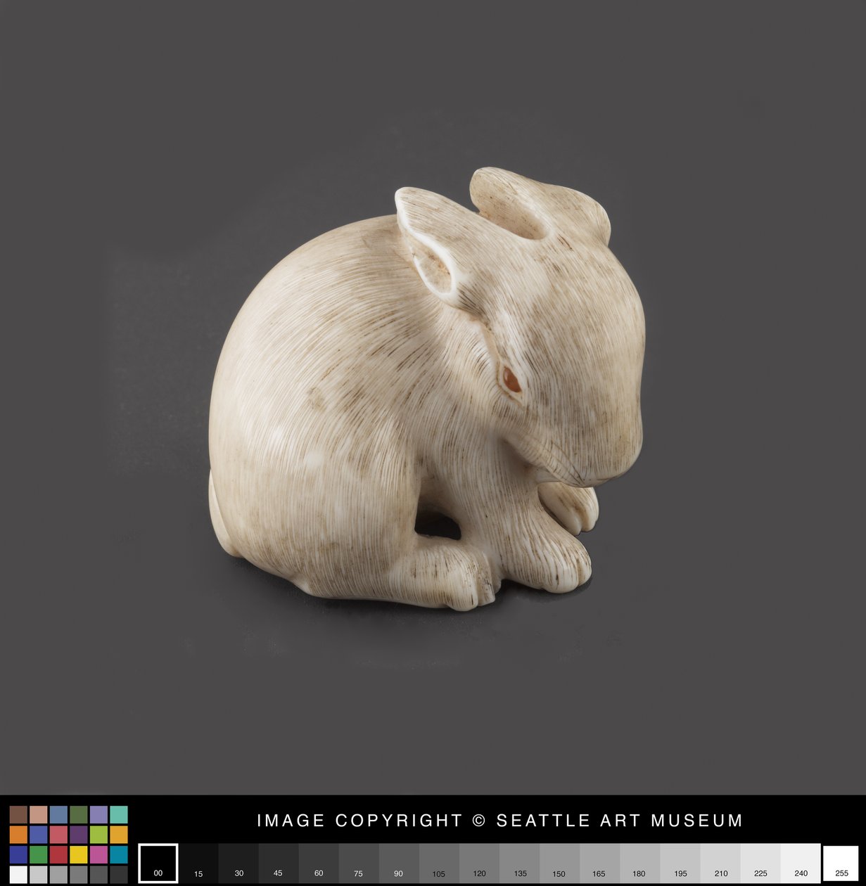Netsuke mallinnettu jäniksi meripihkalla silmät, 1800-luvun loppu (norsunluu, meripihka) tekijältä Japanese School