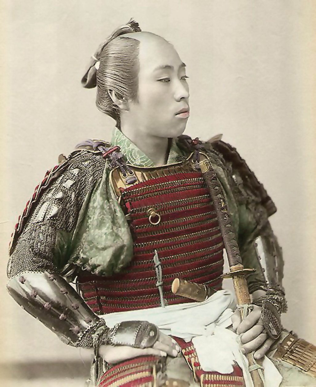 Muotokuva vanhan Japanin samuraista, jossa on kokovartalopanssari, 1890 (käsinvärinen albumikuva) tekijältä Japanese School