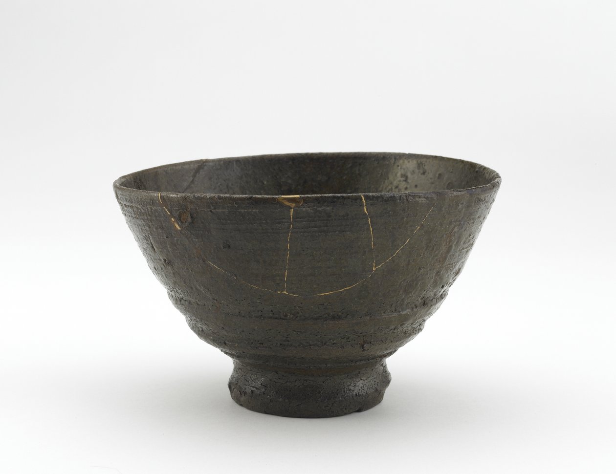 Rakuzan-teekulho Kugibori Irabo -tyyliin, 1700-luvun alku (kivitavarat tuhkalasituksella, kultalakkakorjaukset) tekijältä Japanese School