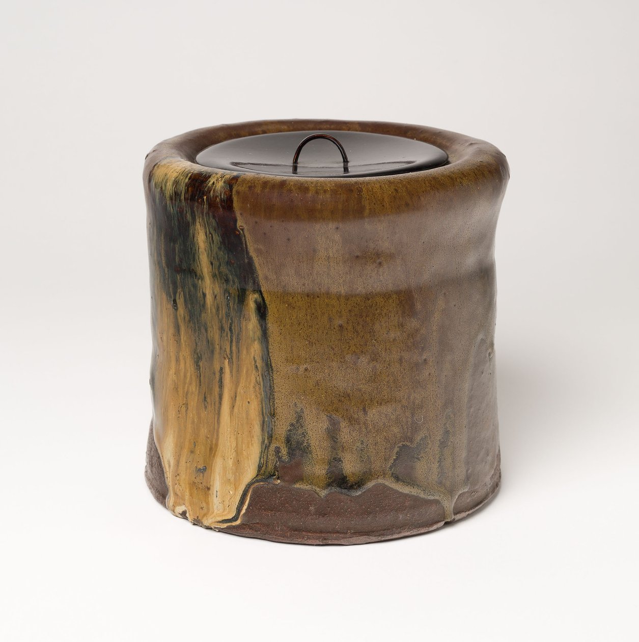 Satsuma-Ware Water Jar (Mizusashi) (lasitettu kivitavara lakatulla kannella) tekijältä Japanese School