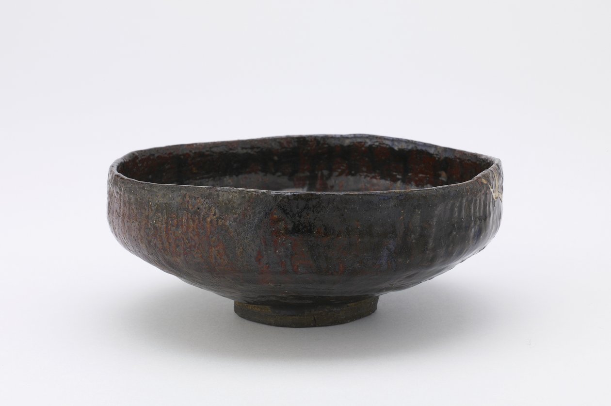 Matala teekulho, Kanazawa, Ishikawan prefektuuri, Edo-kausi, 1700-1800-luku (raku-tyyppinen savi, jossa punainen liuska kirkkaan lyijylasitteen alla) tekijältä Japanese School