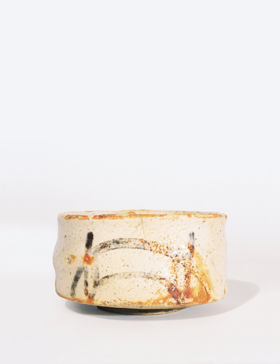 Shino Chawan teekulho, jossa matala jalkarengas, Momoyama Period (lasitettu kivitavara) tekijältä Japanese School