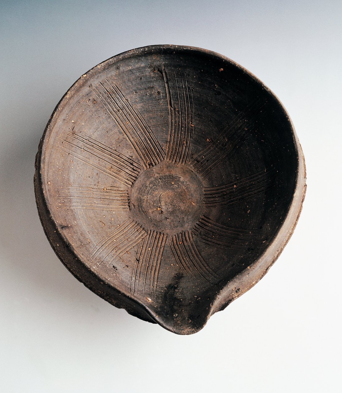 Kivitavarainen keittiökulho ruoan jauhamiseen ja sekoittamiseen (Suribachi), valmistettu Bizenissa, korkeus 11,5 cm ja halkaisija 33,5 cm, japanilainen sivilisaatio, Momoyama-kausi tekijältä Japanese School