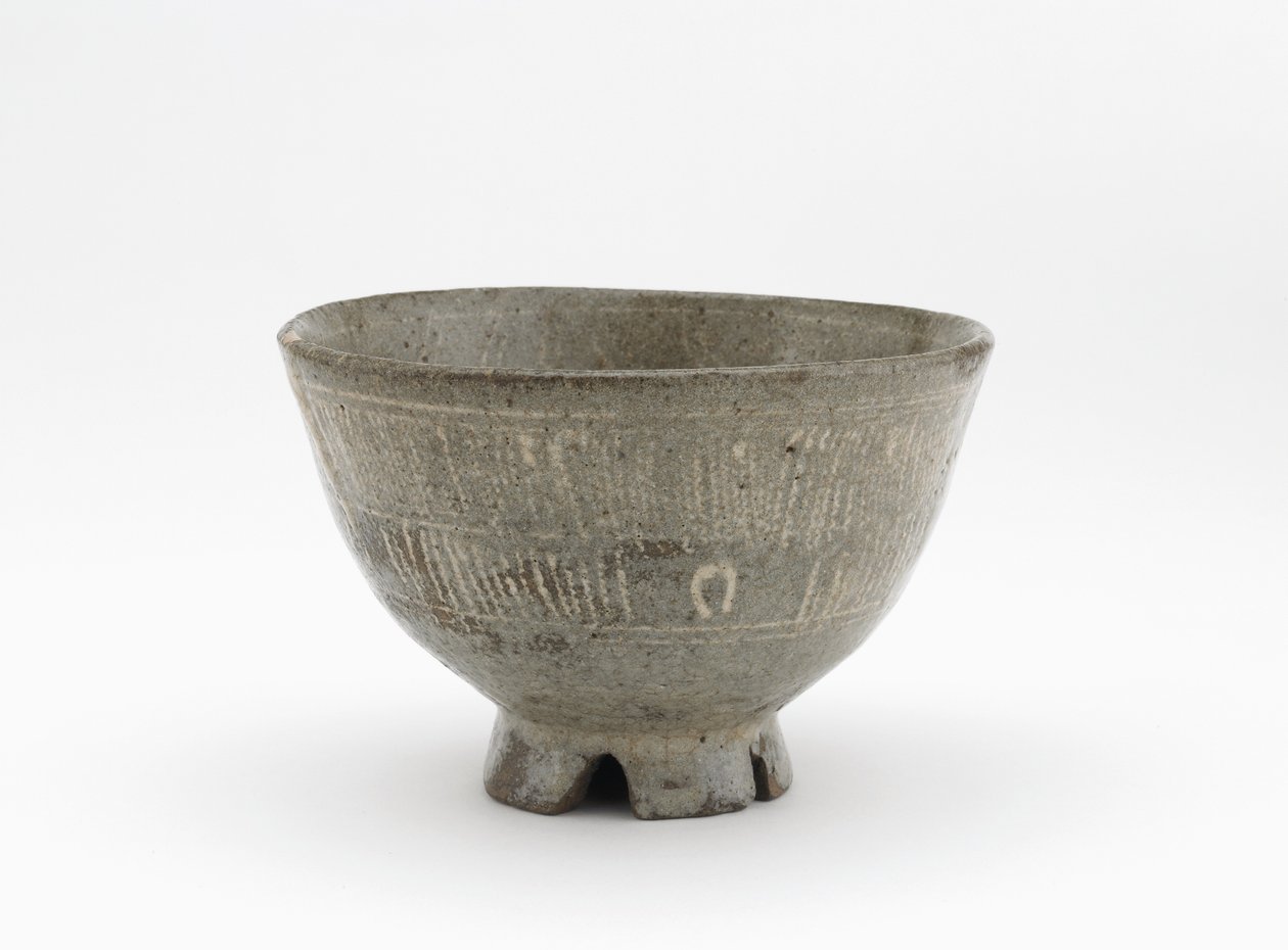 Teekulho mishima-tyyliin, Sagan prefektuuri, Edo-kausi, 1600-luvun alku (kivitavara, jossa on vaikutelmia ja viiltoja, joissa on valkoinen lippa) tekijältä Japanese School