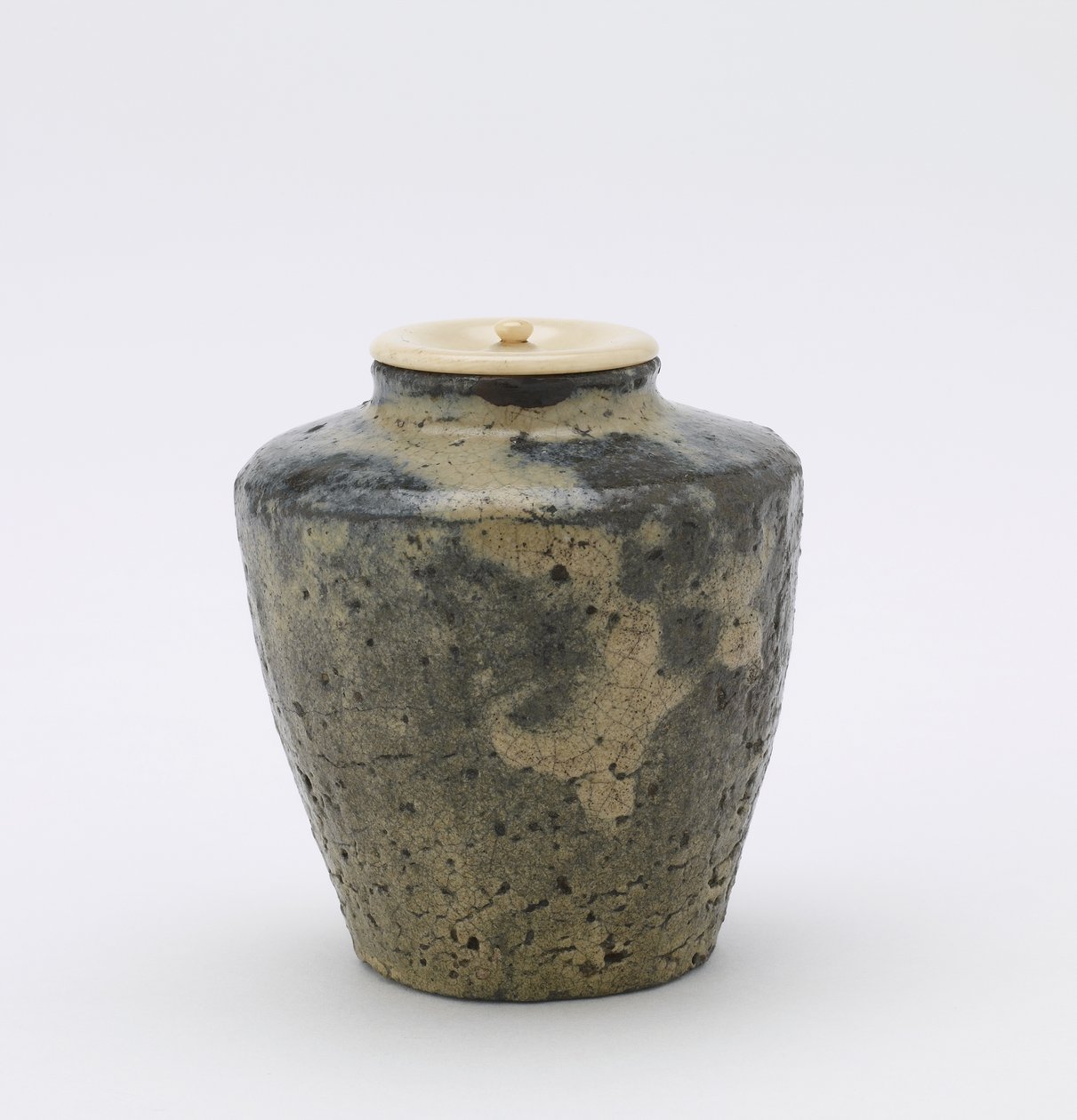 Teecaddy viistetyillä sivuilla, katatsuki-tyyppiä, Kumamoton prefektuuri, Edo-kausi, 1700-1800-luvun loppu (kivitavara riisi-olki-tuhkakuorrutuksella) tekijältä Japanese School