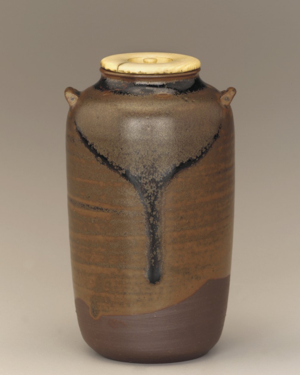 Tea caddy kahdella korvakkeella, Koishibara, Fukuokan prefektuuri, Edo-kausi, 1600-luvun loppu - 1700-luvun alku (keraaminen) tekijältä Japanese School
