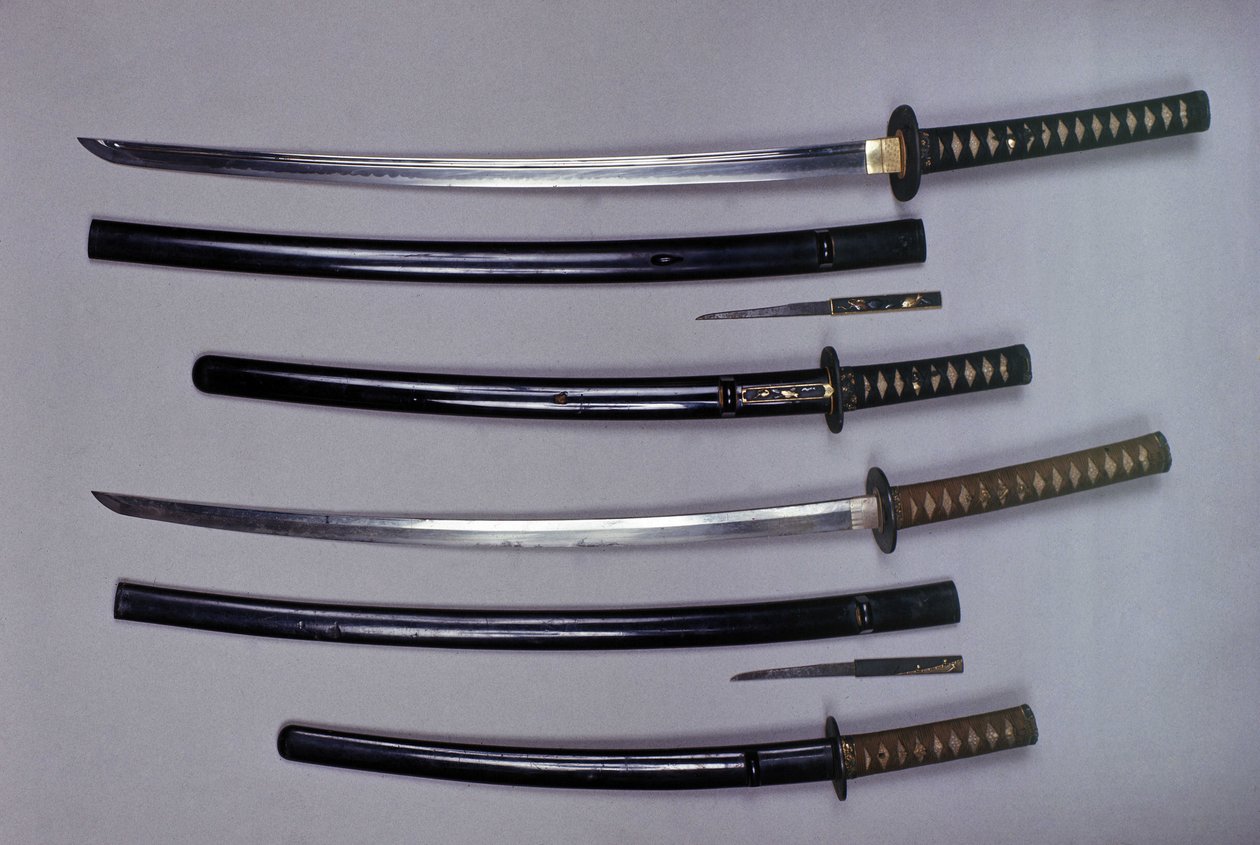 Yläosa: katana, japanilainen miekka ja sen tuppi, wakizashi, japanilainen lyhyt miekka tupessaan, pienet Kokatawa-tikarivarastot samassa huotrassa. kaikki kolme ovat 1700-luvulta. alemmat ovat 1600-luvulta. tekijältä Japanese School