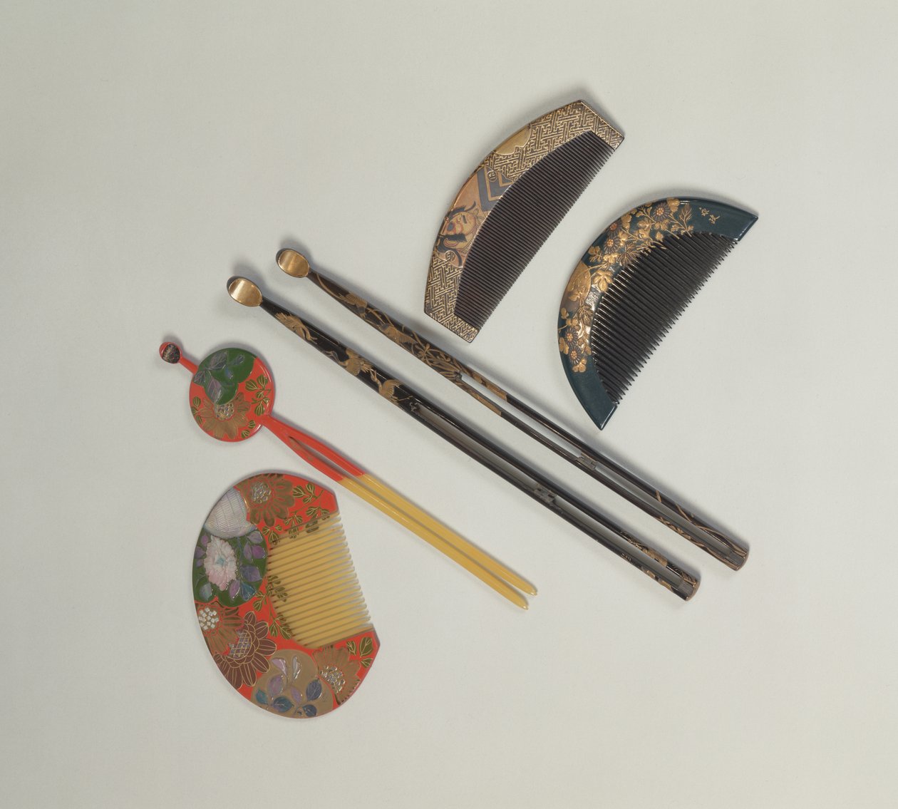 Kaksi sarjaa hiusneulat ja kammat, 1700- tai 1800-luvun Edo-kausi (lakka) tekijältä Japanese School