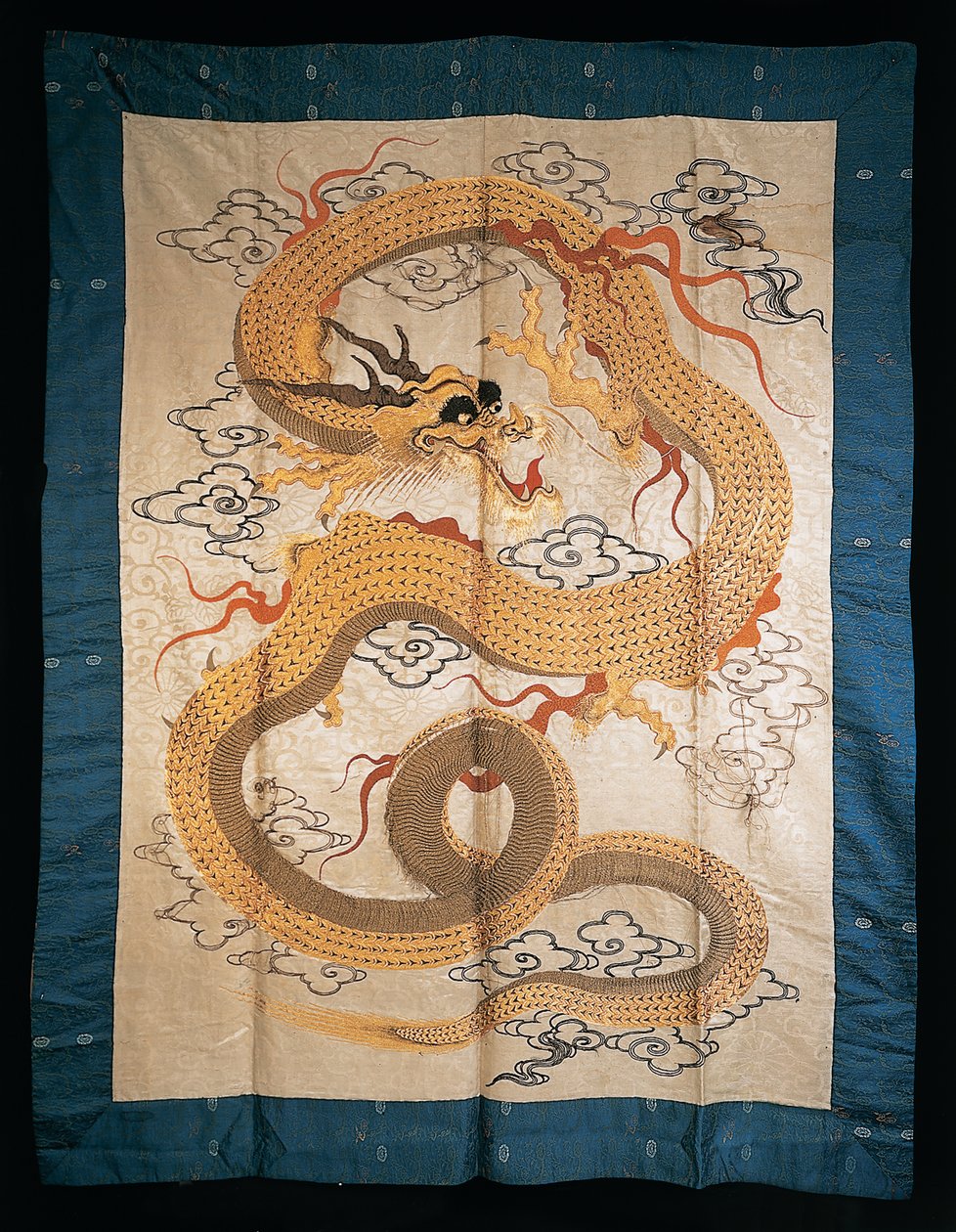 Seinäteline, jossa kirjailtu vääntelevä kullattu lohikäärme pilvien keskellä, 1800-luvun loppu tekijältä Japanese School