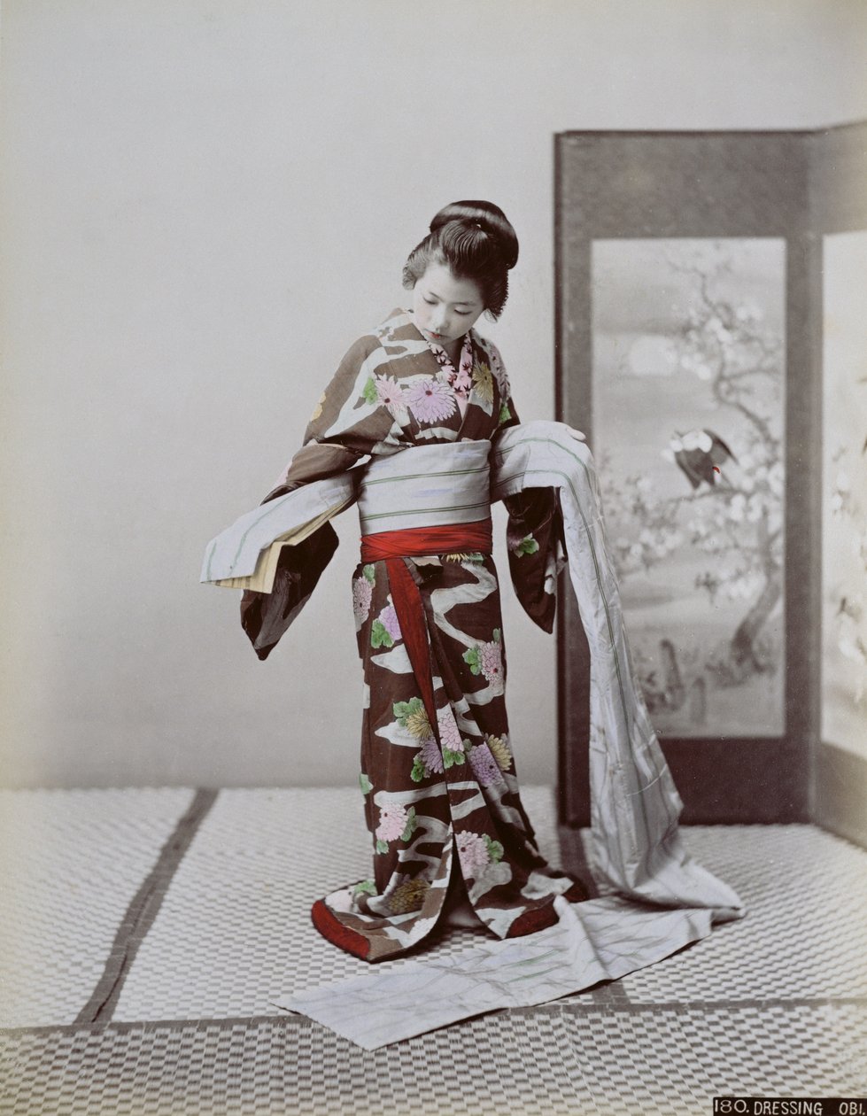 Nuorten japanilaisten tyttöjen pukeutuminen, 1800-luvun loppu (käsin väritetty valokuva) tekijältä Japanese School