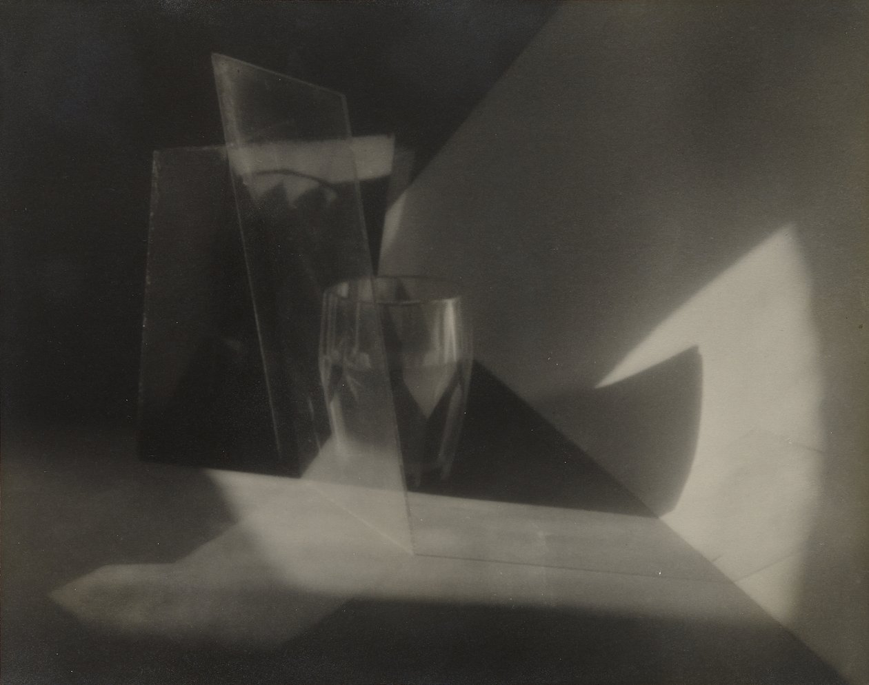 [Still-life Abstraction], n. 1923 (gelatiinihopeaprintti) tekijältä Jaromir Funke