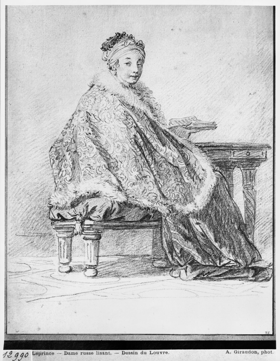 Venäläinen nainen pöydän ääressä pitelemässä kirjaa kädessään (pierre noire ja punaliitu paperille) tekijältä Jean Baptiste Leprince