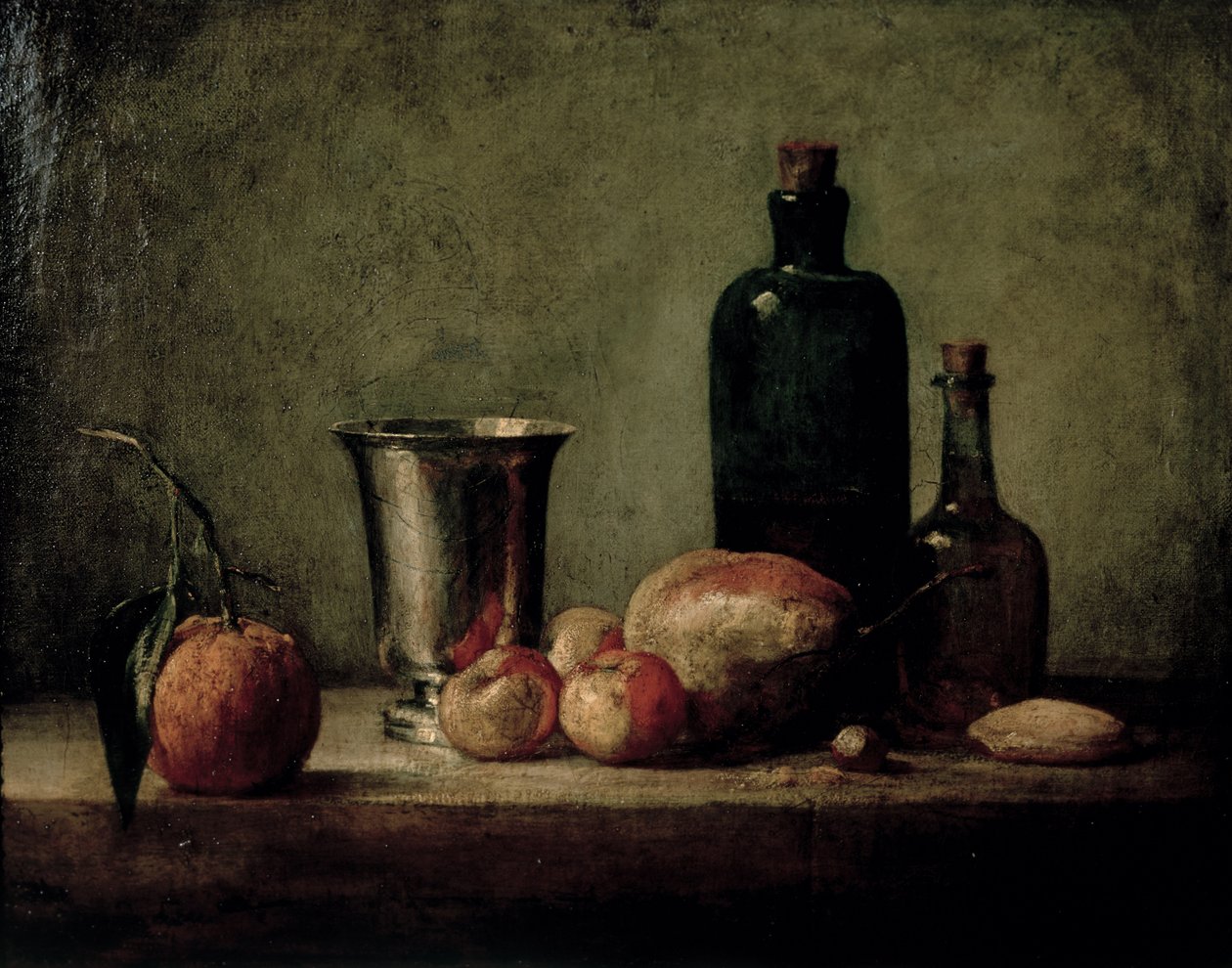 Asetelma hopeadekantterilasi, hedelmät ja pullot pöydällä tekijältä Jean Baptiste Simeon Chardin