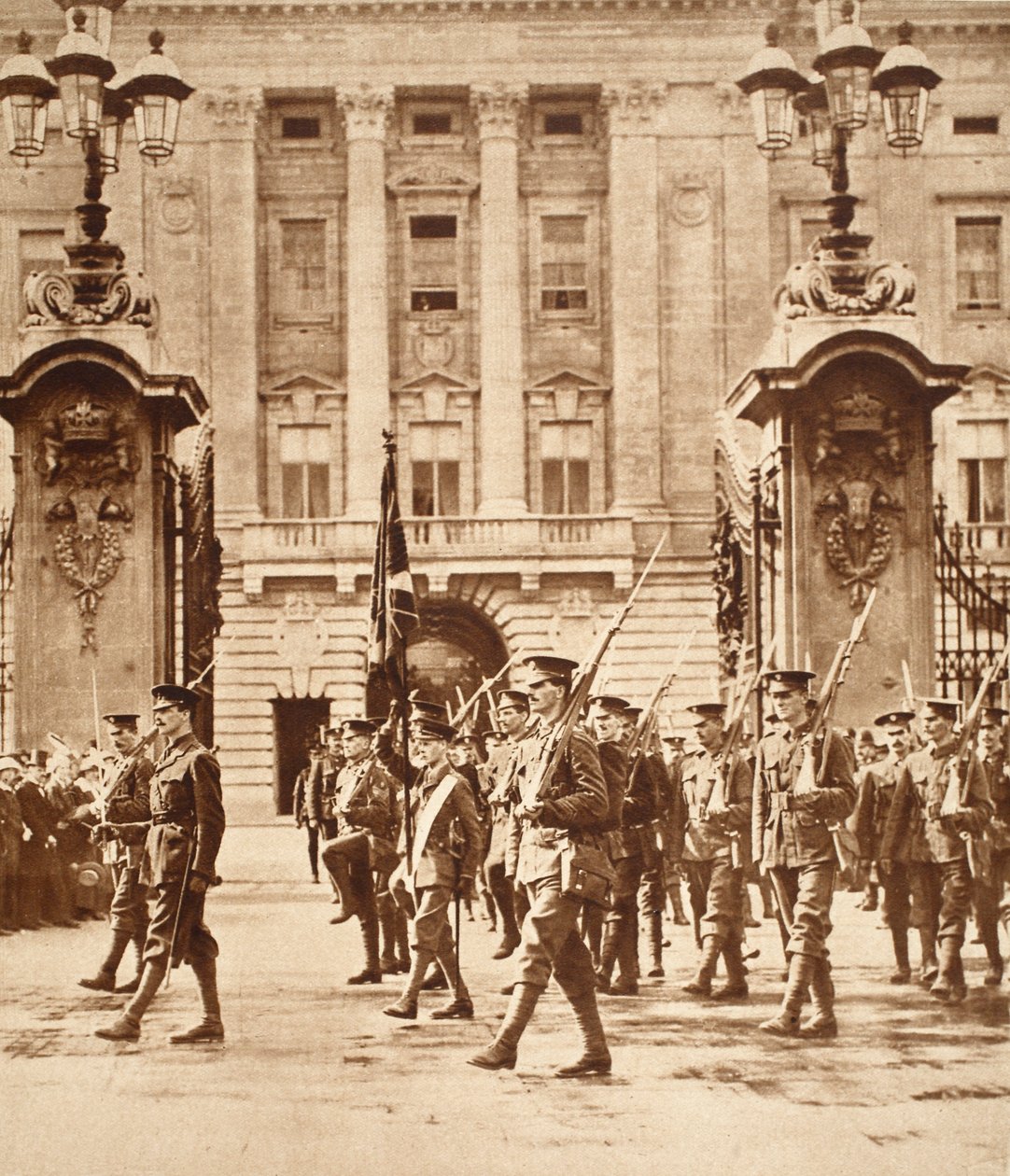 Kuningas Edward VIII kantoi väriä Buckinghamin palatsissa, kun hänet nimitettiin lekalakaartiin, 1914 tekijältä Jean Gaspard Lavater