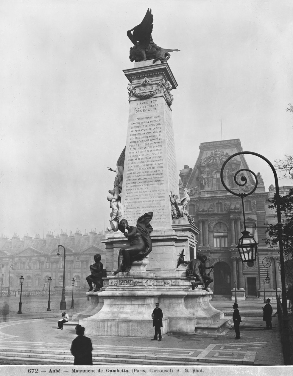 Monumentti Leon Gambettalle, cour Napoleon, Louvre, 1888 (pronssi ja kivi) (katso myös 346102-346104, 346503) tekijältä Jean Paul Aube