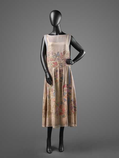 Iltapuku, n. 1924 (käänteinen applikaatio, silkkisifonki, kultalamé, helmiä ja silkkinauha) tekijältä Jean (attr.to) Patou