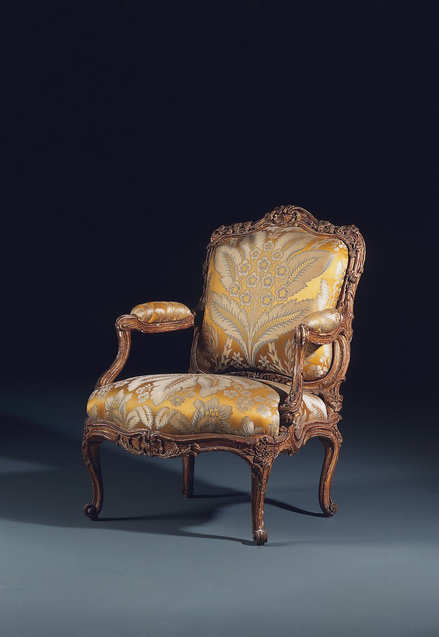 Yksi Louis XV fauteuils a la Reine -parista (puu & tekstiili) tekijältä Jean (fl.1737 63) Gourdin