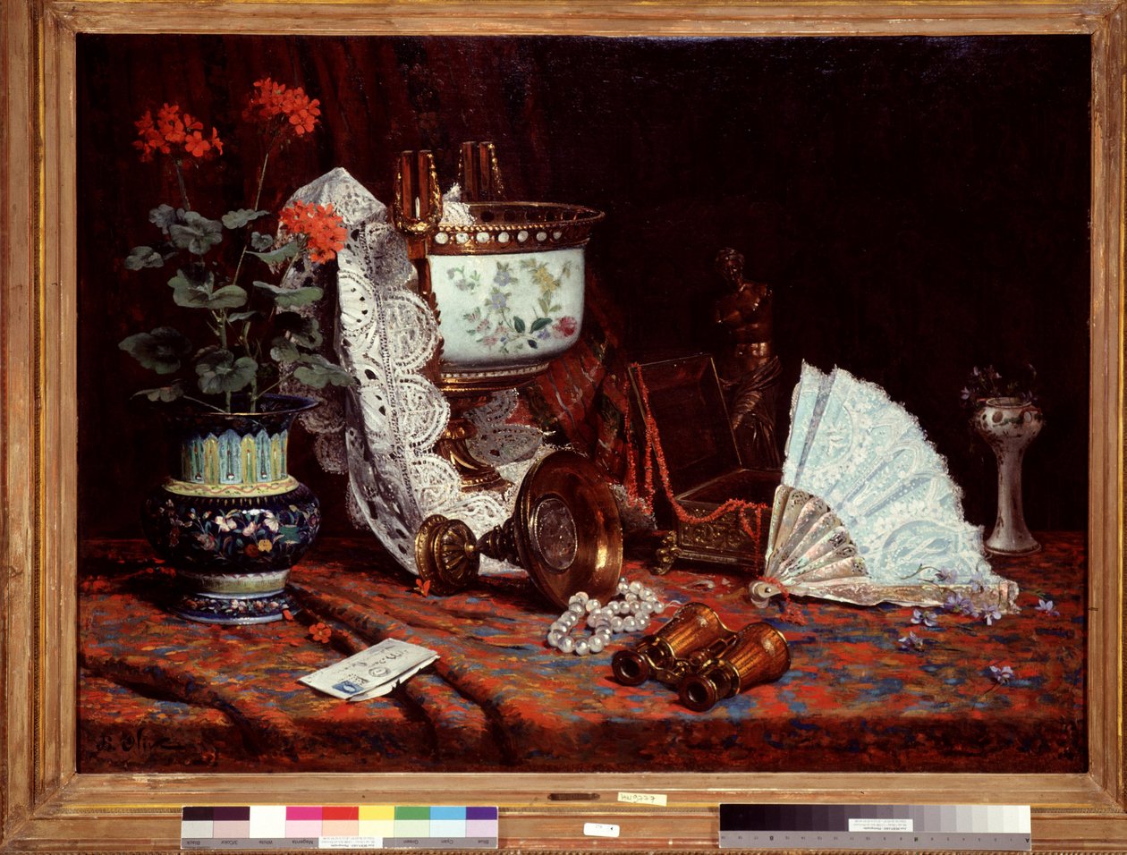 Asetelma on tuuletin Pöytä peitetty maljakolla, ruukku pelargonioita, kiikarit. Jean Baptiste Oliven (1848-1936) maalaus 1900-luvun aurinko. 85x115 cm Pakollinen maininta: Collection fondation regards de provence, Marseille tekijältä Jean Baptiste Olive