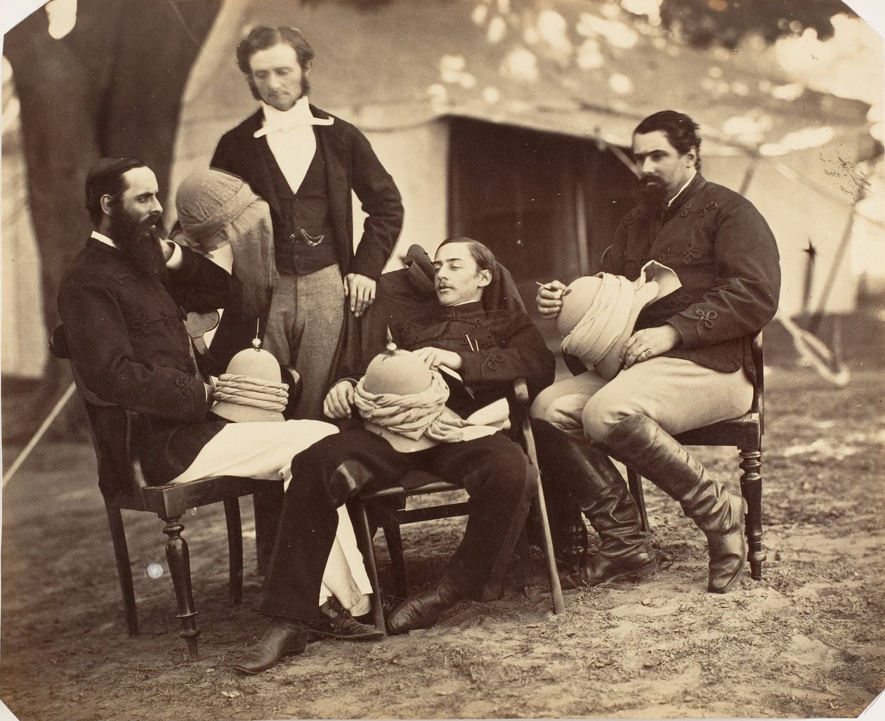 [Ryhmäkuva kenraalikuvernöörin leirillä, L-R: Maj. Walters, Hallitus..., 1858-61. tekijältä Jean Baptiste Oscar Mallitte