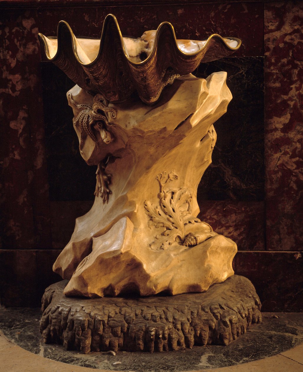 Benitier-muotoinen simpukan muoto kalliolle toteuttaja Jean Baptiste Pigalle (1714-1785) 1745 Paris, Church Saint Sulpice. tekijältä Jean Baptiste Pigalle