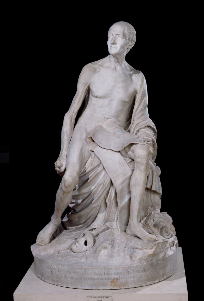 Voltairen (1694-1778) istuva patsas 1776 (marmori) tekijältä Jean Baptiste Pigalle