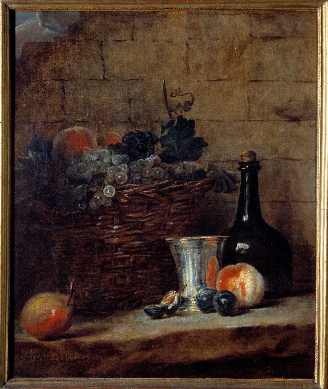 Kori valkoisia ja mustia rypäleitä, hopeakuppi ja pullo Jean Baptiste Simeon Chardinin (1699-1779) maalaus 1700-luvun aurinko. 0,69x0,58 m tekijältä Jean Baptiste Simeon Chardin