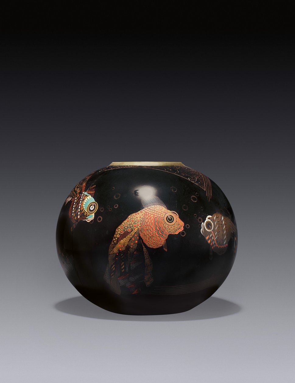 Maljakko "Aux Poissons", n. 1928 (lakattu metalli, kuparivuorauksella) tekijältä Jean Dunand