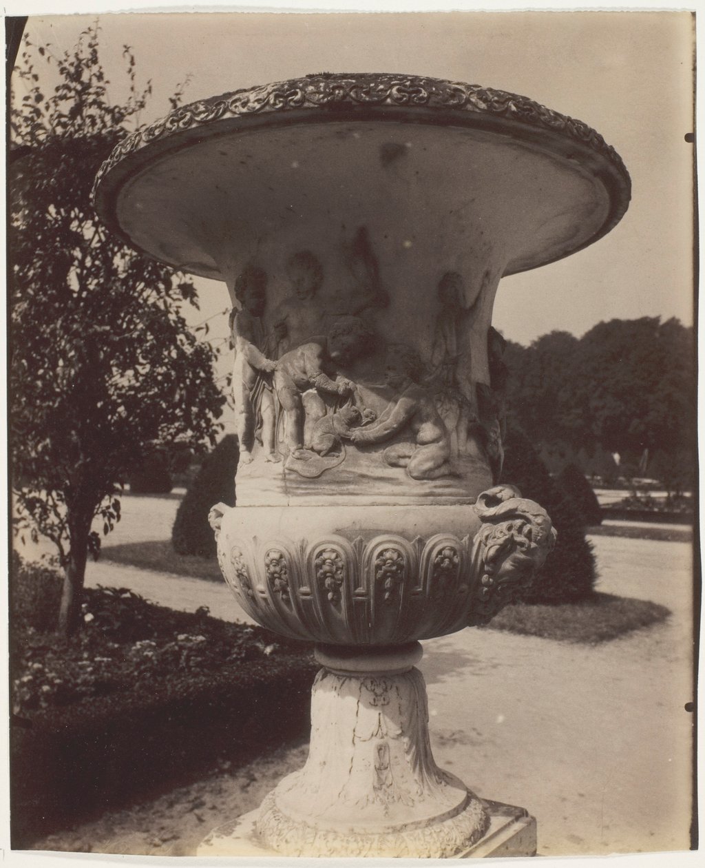 Versailles, maljakko tekijältä Jean Eugène Auguste Atget