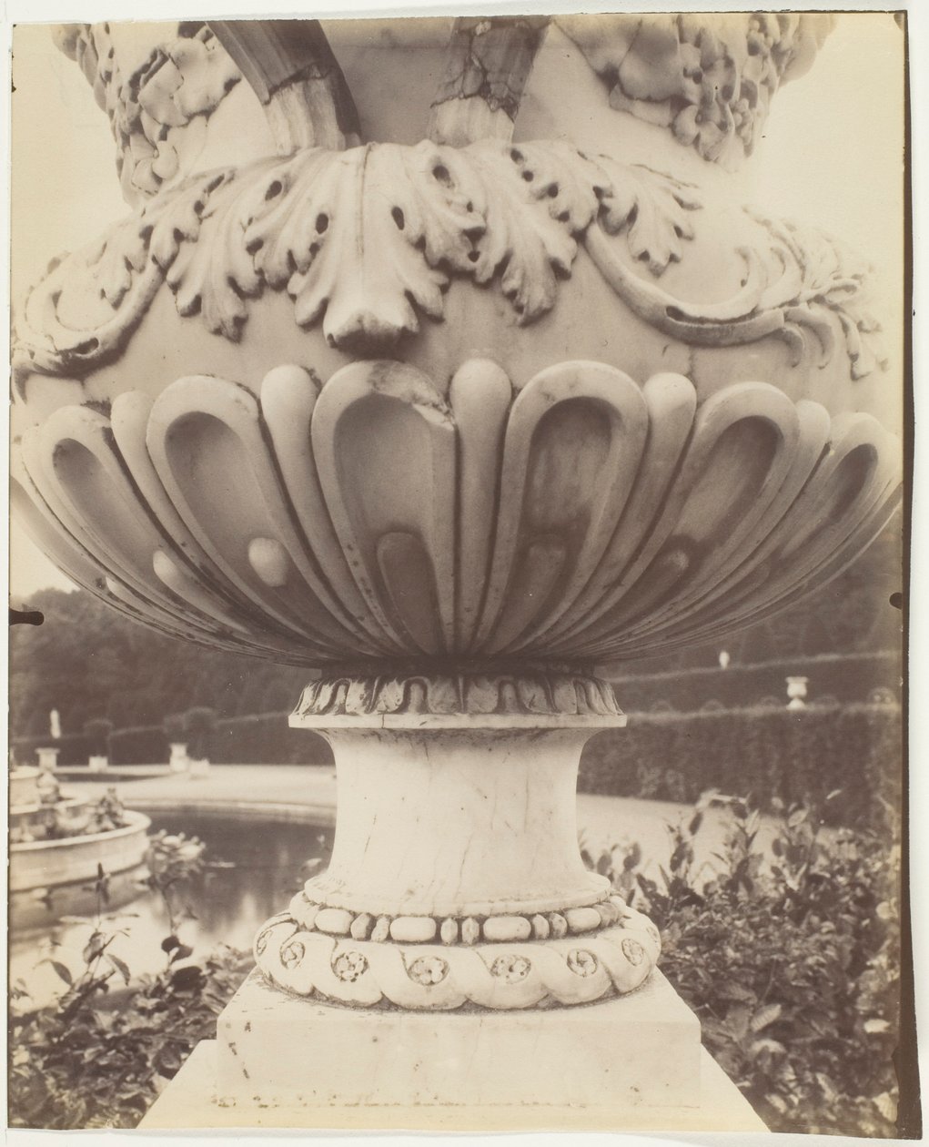 Versailles, maljakko tekijältä Jean Eugène Auguste Atget