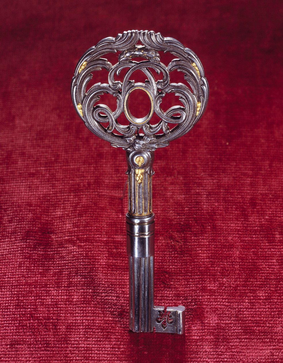 Kuningas Ludvig XV:n toimistoavain, kaksinkertainen "L" ympyrään kaiverrettu. Valmistaja Jean Francois Oeben (1721-1763) tekijältä Jean Francois Oeben