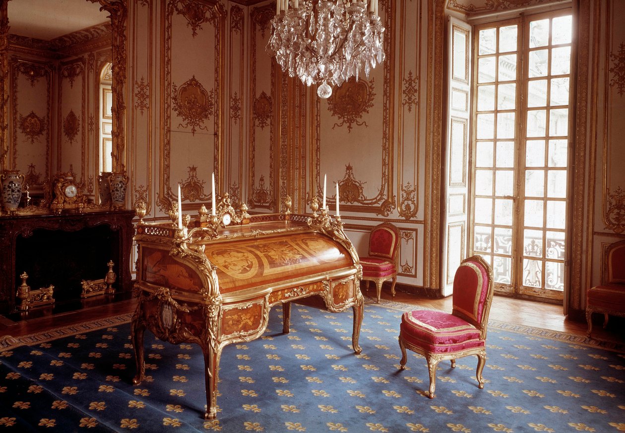 Louis XV -tyyli: Jean Francois Oebenin (1720-1763) ja Jean Henri Riesenerin (1734-1806) toteuttama toimisto Louis XV:n sisäkaapin sylintereillä 1760-1769 Versailles, musee du chateau tekijältä Jean Francois Oeben