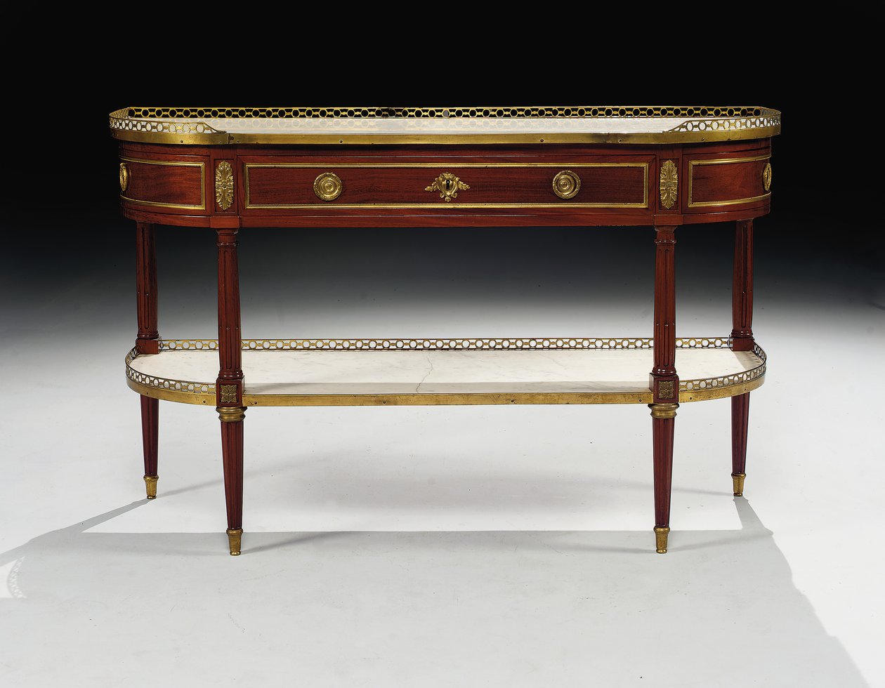 Louis XVI senkkikonsoli tekijältä Jean Frederic Birckel