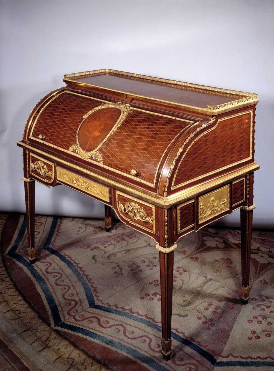 Huonekalut Louis XVI: toimisto Ranskan kuningatar Marie Antoinette (Marie-Antoinette) (1755-1793) sylinteri Jean Henri Riesenerin (1734-1806) amarantista, ruusupuusta, pronssista ja tammesta 1784 Dim. 1,05 x 1,13 x 0,64 m. Pariisin Louvre-museo tekijältä Jean Henri Riesener