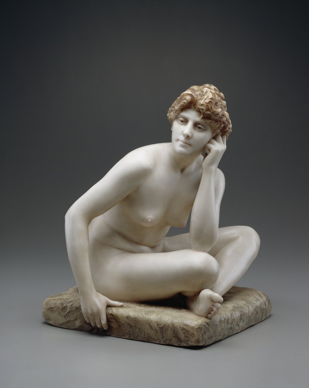 Istuva nainen, n. 1890/95 (marmori alkuperäisellä vahalla ja polykromialla) tekijältä Jean Leon Gerome