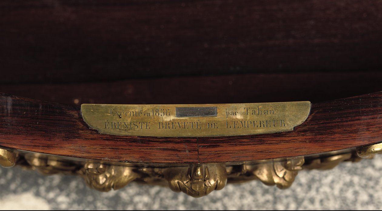 Yksityiskohta Napoleon III -keskipöydästä, n. 1856 (ruusupuu & emali) (katso myös 476434 ja 476435) tekijältä Jean Pierre Alexandre Tahan