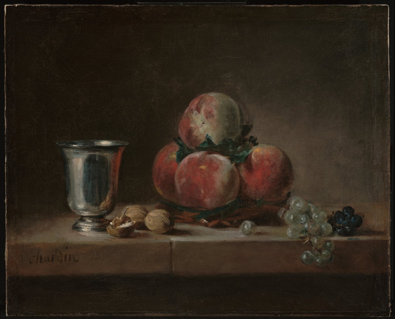 Asetelma persikoilla, hopeinen pikari, viinirypäleet ja saksanpähkinät tekijältä Jean Baptiste Simeon Chardin