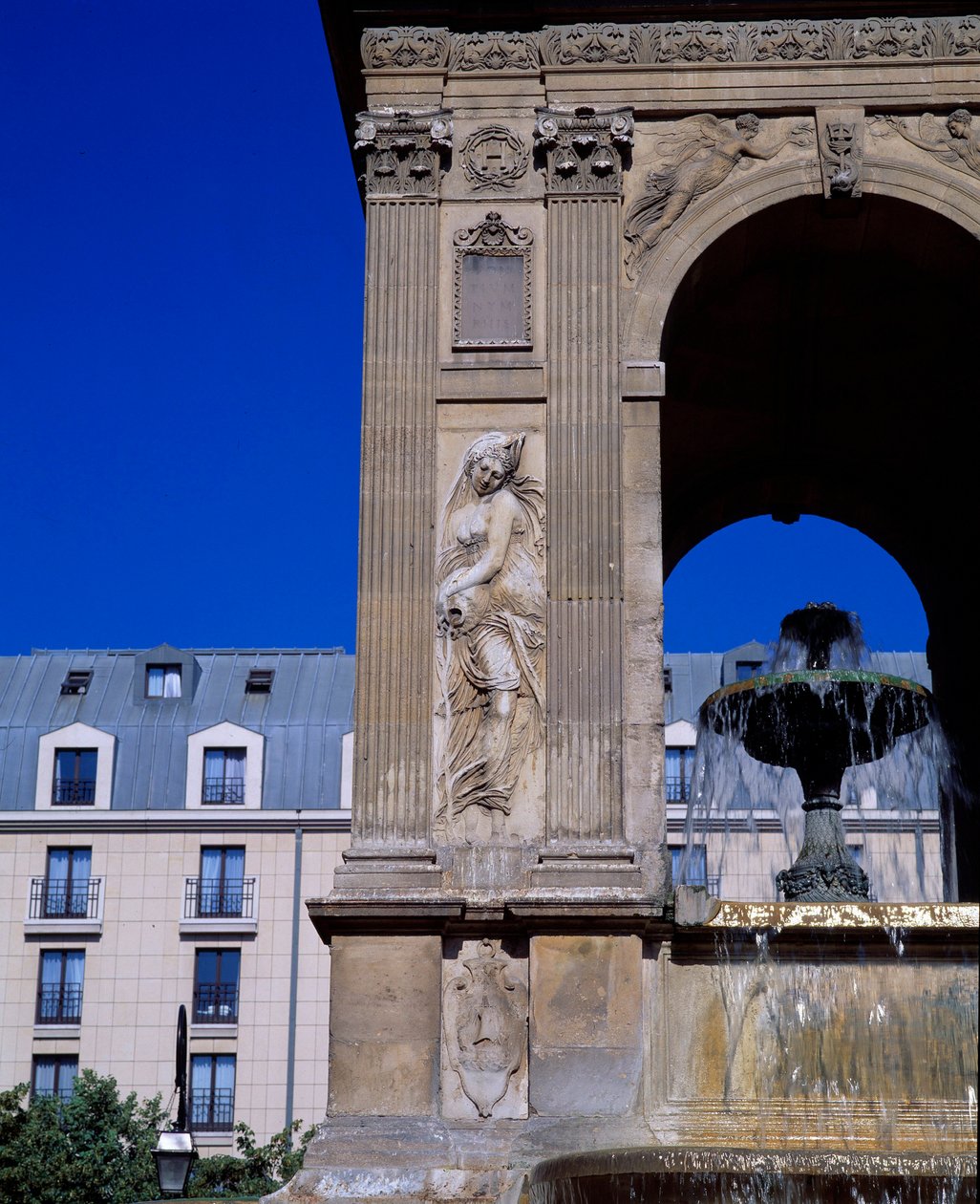 Arkkitehtuuri: yksityiskohta Innocents-suihkulähteestä, joka edustaa nymfejä. Suunnittelevat arkkitehdit Jean Goujon, Augustin Pajou ja Pierre Lescot. 1546-1549. Place Joachim du Bellay, Pariisi. tekijältä Jean and Lescot Pierre Goujon