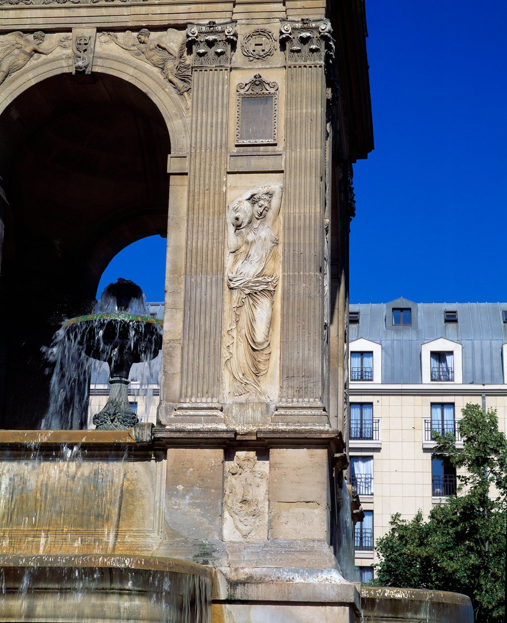 Arkkitehtuuri: yksityiskohta Innocents-suihkulähteestä, joka edustaa nymfejä. Suunnittelevat arkkitehdit Jean Goujon, Augustin Pajou ja Pierre Lescot. 1546-1549. Place Joachim du Bellay, Pariisi. tekijältä Jean and Lescot Pierre Goujon