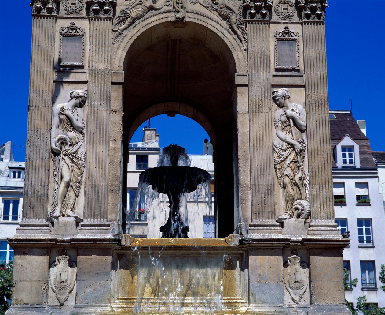 Arkkitehtuuri: yksityiskohta Innocents-suihkulähteestä, joka edustaa nymfejä. Suunnittelevat arkkitehdit Jean Goujon, Augustin Pajou ja Pierre Lescot. 1546-1549. Place Joachim du Bellay, Pariisi. tekijältä Jean and Lescot Pierre Goujon