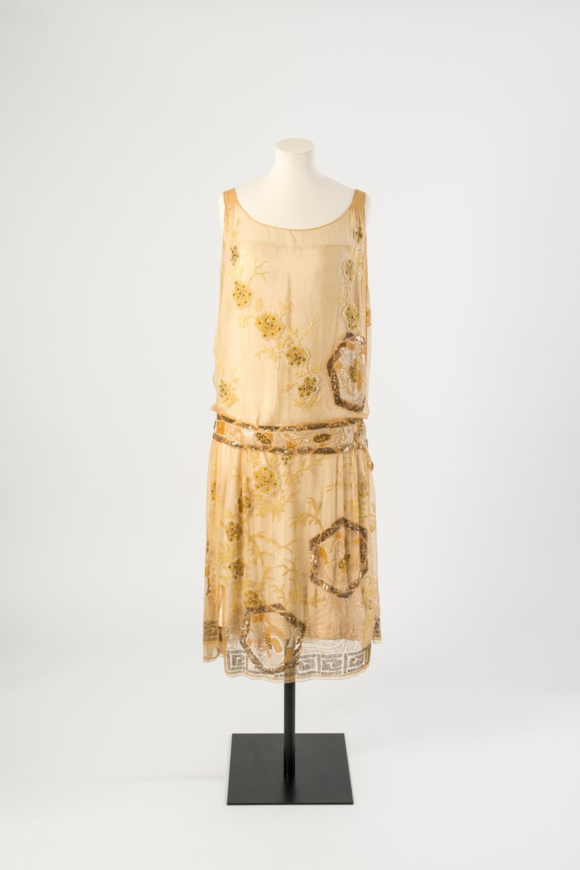 Keltainen silkkisifonki-iltapuku, kirjailtu keltaisella silkkihangolla, paljeteilla, helmikoruilla ja keltaisilla briljanteilla, noin 1926 (silkkisifonki). tekijältä Jeanne Paquin