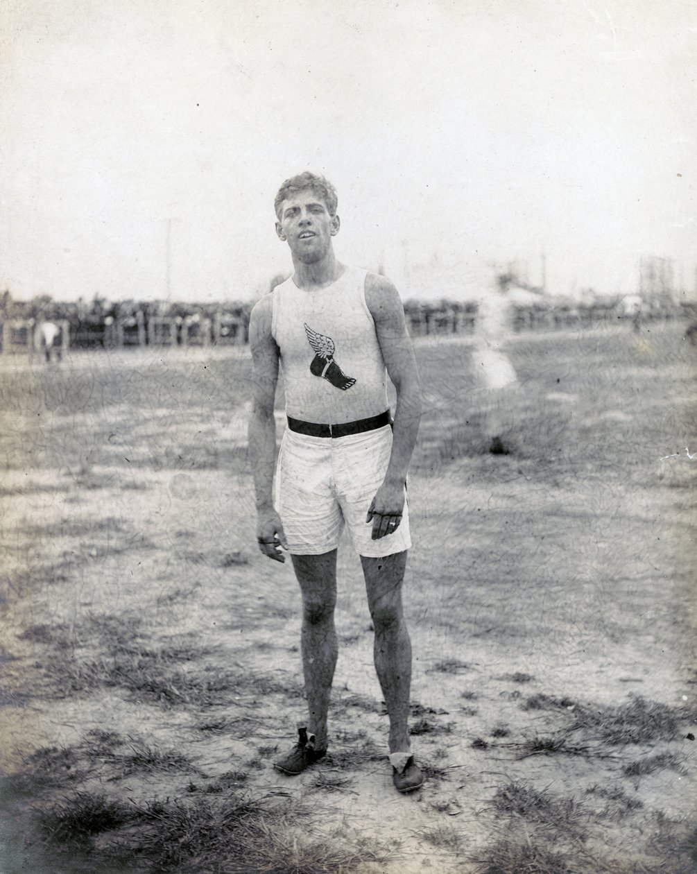 H.L. Hillman New Yorkin urheiluseurasta, seisoo kameraan päin. tekijältä Jessie Tarbox Beals