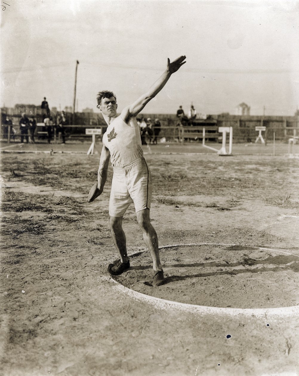 Martin Sheridan Suur -New Yorkin irlantilaisesta urheiluliitosta heittää kiekkoa vuoden 1904 olympialaisissa tekijältä Jessie Tarbox Beals