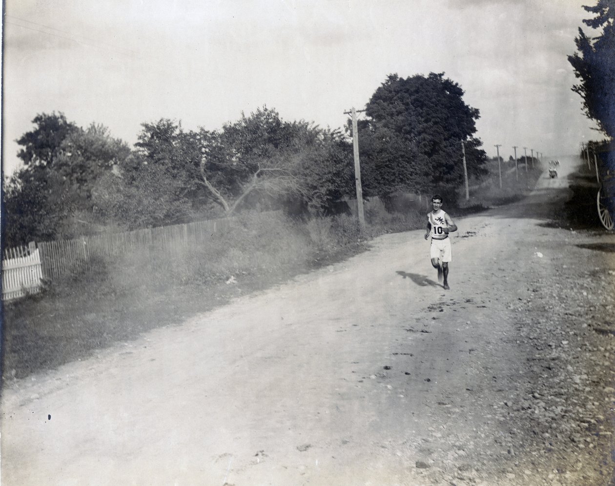 Sam Mellor Mohawk Athletic Clubista juoksee yksin, hiekkatietä pitkin, maratonin kisassa vuoden 1904 olympialaisissa tekijältä Jessie Tarbox Beals
