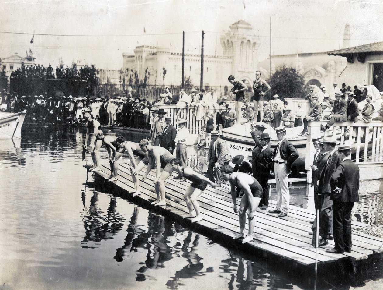 100 jaardin uintiviivan alku, Championship Heat, unkarilainen Zoltan Holoway (äärivasemmalla), voittaja 1904 olympialaisissa tekijältä Jessie Tarbox Beals