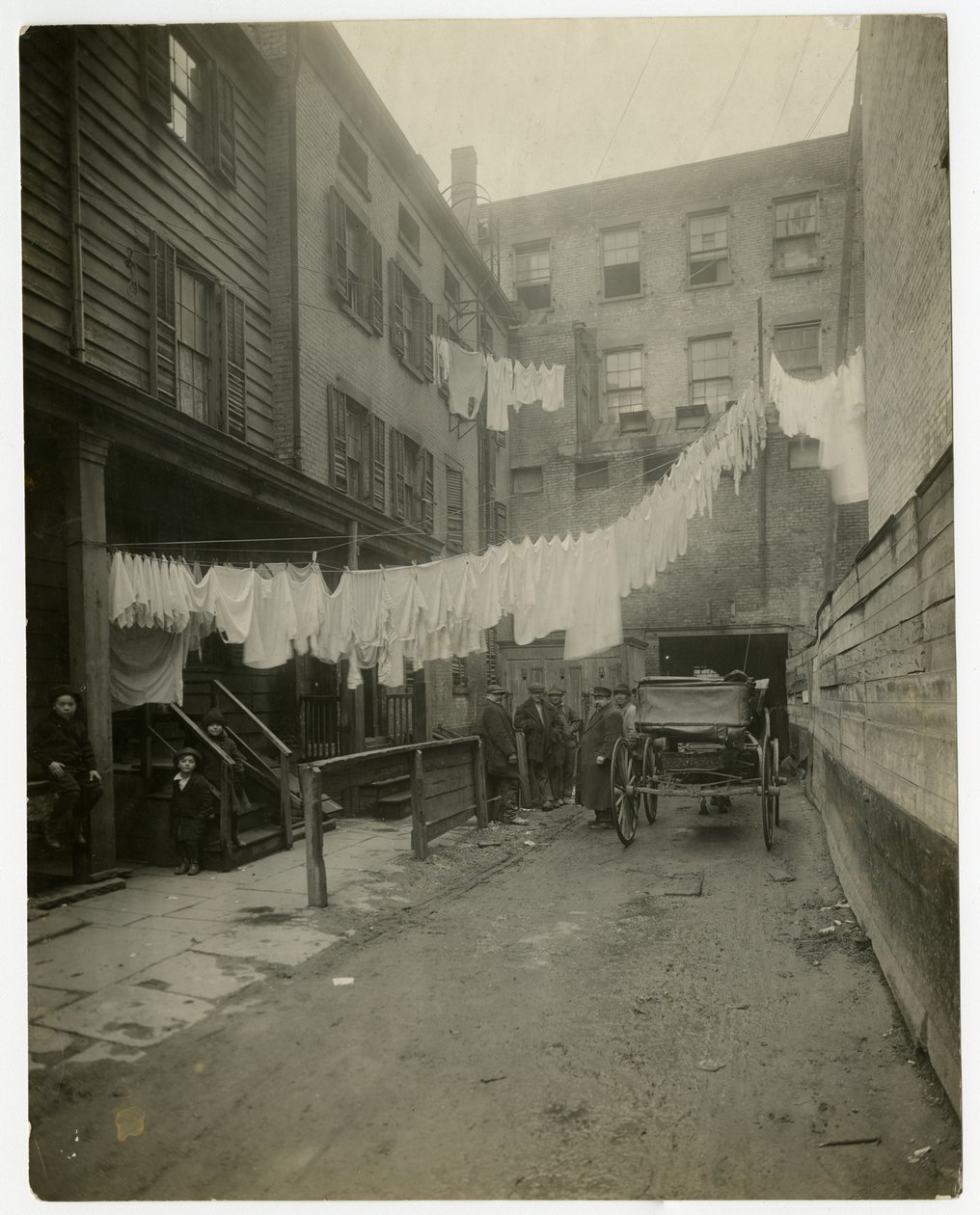 11 Christopher Street, Greenwich Village, New York, USA, n. 1917-20 (gelatiinihopea valokuva) tekijältä Jessie Tarbox Beals