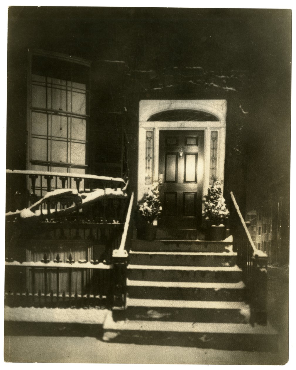 26 Louisburg Square, Boston, yöllä, missä Jenny Lind yöpyi, Boston, USA, n. 1902-1910 (gelatiinihopeakuva) tekijältä Jessie Tarbox Beals