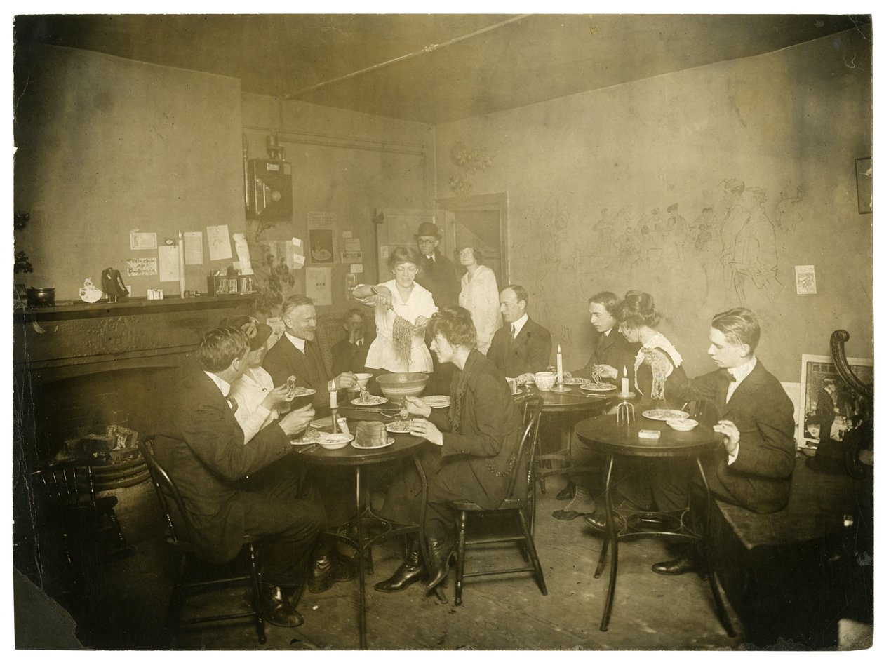 Spagetti Grace Godwinin Garrettissa, erittäin onnistunut, hänen linjansa lopussa, Greenwich Village, New York, USA, n. 1917-18 (gelatiinihopeakuva) tekijältä Jessie Tarbox Beals